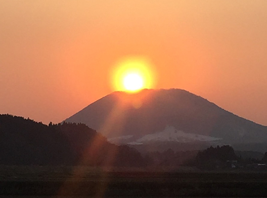 会館から望む秋のダイヤモンド薬萊山